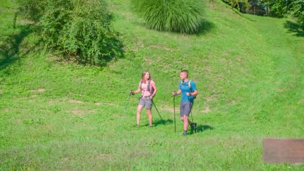 在斯洛文尼亚Vuzenica探索自然公园的男女徒步旅行者 — 图库视频影像