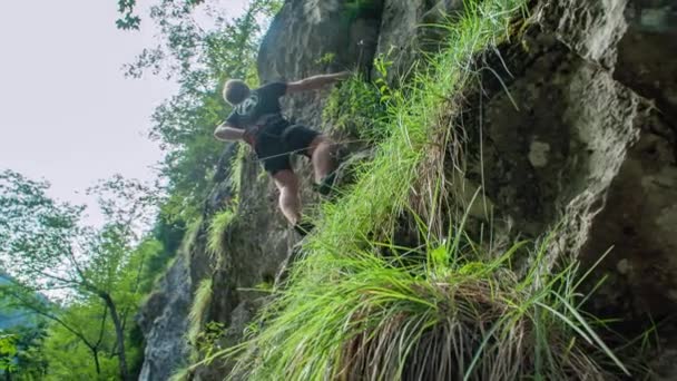 Balada Baixo Ângulo Homem Escalada Área Escalada Burjakove Peci — Vídeo de Stock