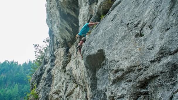 Giovane Arrampicatore Professionista Salire Una Falesia Verticale Rischio Sfida Amante — Video Stock