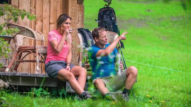 Jong Aantrekkelijk Paar Drinkt Ochtends Koffie Voor Het Wandelen — Stockvideo