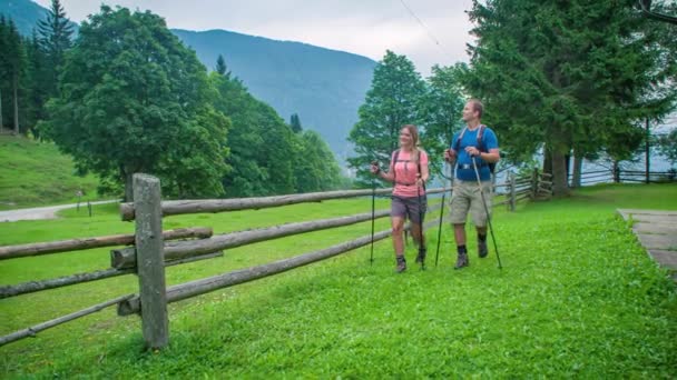 Casal Andando Campo Aberto Lado Uma Cerca Madeira Caminhadas Aventura — Vídeo de Stock