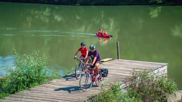 Biker Pärchen Radeln Von Holzsteg Freunde Paddeln Auf Der Drau — Stockvideo