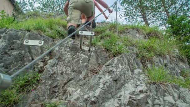 Couple Trekker Atteignant Sommet Paroi Rocheuse Escarpée Signe Victoire — Video