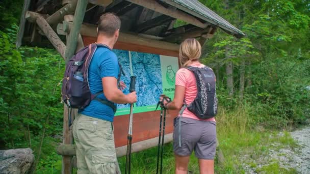 Trekkers Perduti Guardando Una Mappa Del Sentiero Direzioni Topla Valley — Video Stock