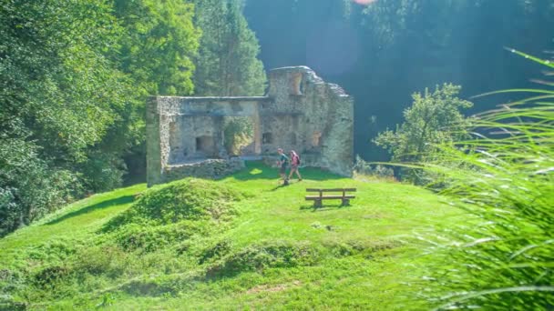 Vuzenica Slovenien Några Vandrare Som Utforskar Naturen Och Ruinerna — Stockvideo