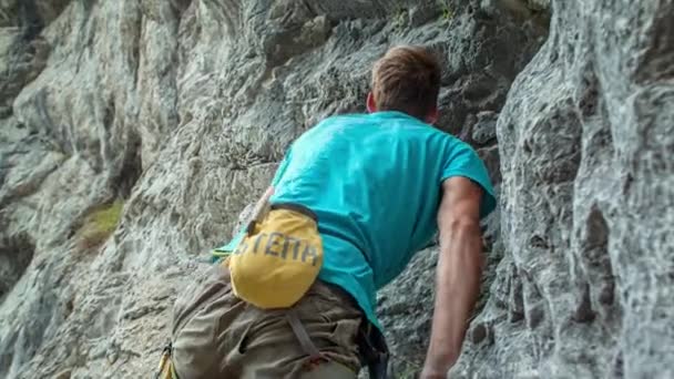 Joven Hombre Caucásico Fuerte Escalando Montaña Arriba Burjakove Peci Eslovenia — Vídeo de stock