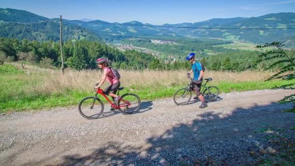 Två Cyklister Beundrar Vacker Dal Och Bergigt Landskap Och Fortsätter — Stockvideo