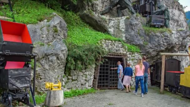 Turyści Wchodzą Kopalni Ołowiu Muzeum Górnictwa Słowenii Zwolniony Ruch — Wideo stockowe