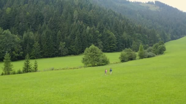 Letecká Rotace Přiblížení Záběr Muže Ženy Věku Třiceti Pomocí Vycházkových — Stock video