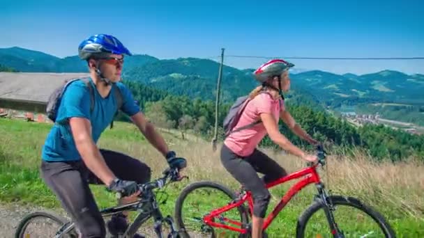 Casal Esportivo Ciclismo Juntos Dia Ensolarado Terras Agrícolas Montanhas Vuzenica Vídeos De Bancos De Imagens Sem Royalties