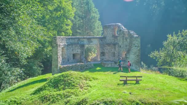Two Young Hikers Visiting Pistrov Castle Top Beautiful Hill Vuzenica — Stock Video