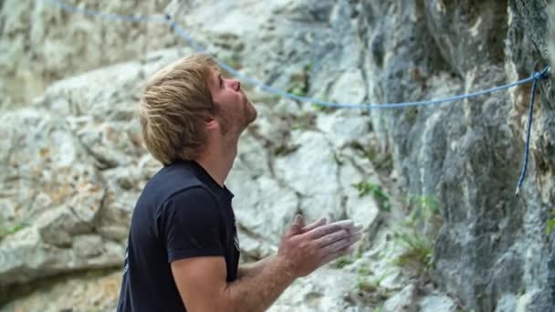 Grimpeur Utiliser Craie Pour Sécher Sueur Sur Ses Mains Avant — Video