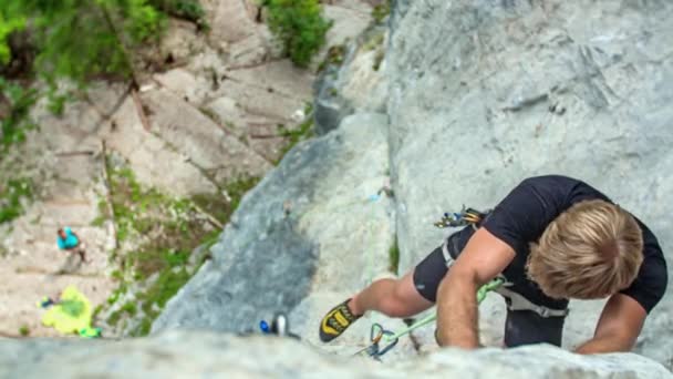 Extremsport Hübscher Junger Mann Bergsteiger Griff Mit Der Hand Nahaufnahme — Stockvideo