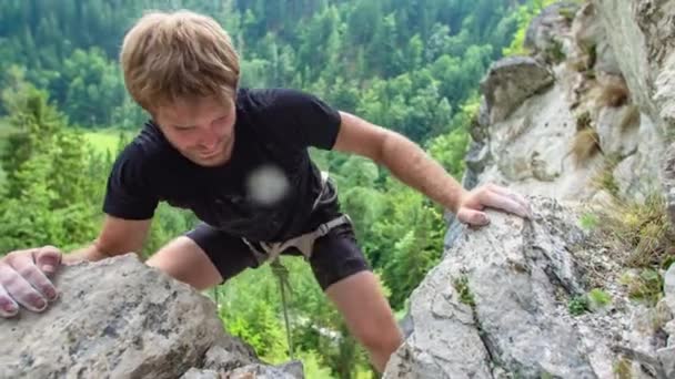 Homem Alpinista Chegar Topo Montanha Motivação Atingindo Objetivo Conceito Alvo — Vídeo de Stock