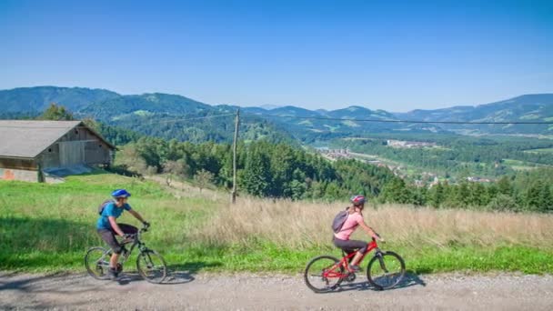 Adulto Casal Caucasiano Tem Passeio Bicicleta Torno Vuzenica Eslovênia Slowmo — Vídeo de Stock