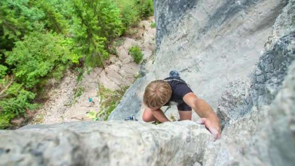 Junge Erklettert Felsige Bergwand Burjakove Peci Slowenien — Stockvideo