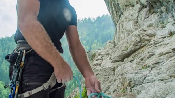 Zbliżenie Alpinisty Noszącego Uprząż Bezpieczeństwa Liny Sprzęt Wspinaczkowy — Wideo stockowe