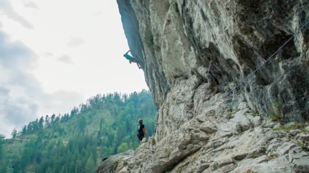 Epic Rock Climber Jump Burjakove Peci Topla Câmera Lenta — Vídeo de Stock