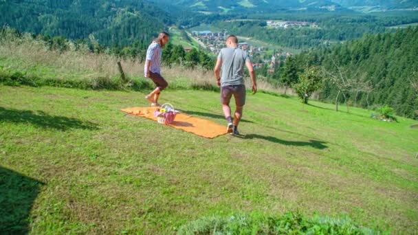 Schönes Paar Beim Picknick Den Bergen Von Vuzenica — Stockvideo