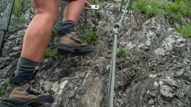 Sportif Çift Crna Koroskem Dik Bir Kaya Duvarına Tırmanıyor — Stok video