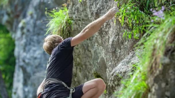 次の手の前にチョークバッグを使って接近中の登山家垂直ロック — ストック動画