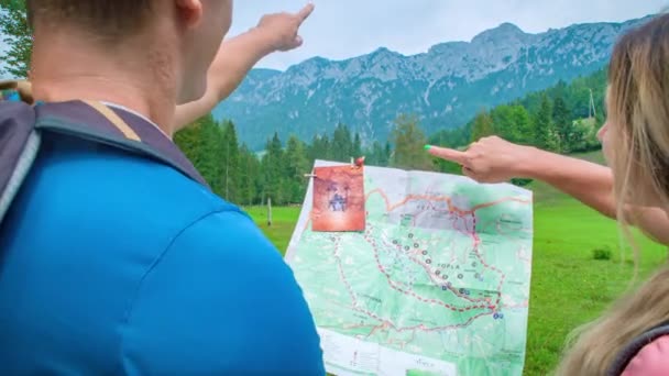 Gros Plan Carte Derrière Couple Pointant Vers Carte Les Montagnes — Video