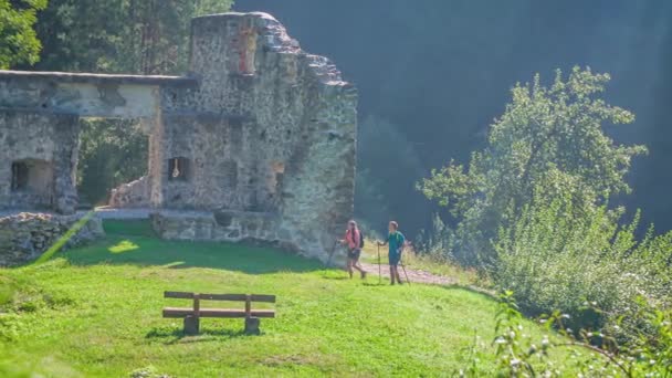 Evli Çift Tatildeyken Eski Harabeleri Görmek Için Yürüyüşe Çıktı — Stok video
