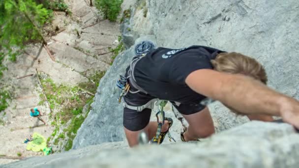 Homem Caucasiano Alto Montanha Escalada Burjakove Peci Topla Eslovênia — Vídeo de Stock