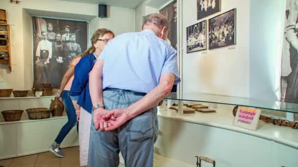 Familie Van Twee Generaties Die Het Bezoek Aan Het Mijnmuseum — Stockvideo