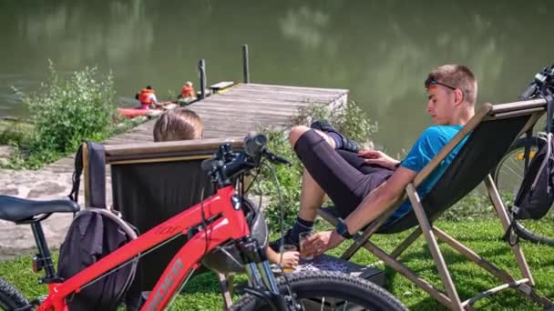Egy Szerelmespár Biciklizik Egy Randin Dráva Folyónál Egészségére Egy Italra — Stock videók