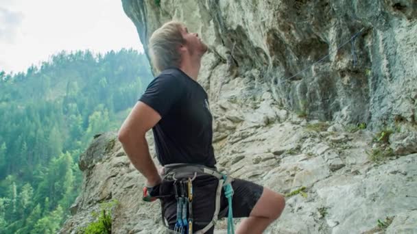 Bergsteiger Benutzen Kreidebeutel Und Reiben Sich Die Hände Klettergebiet Burjakove — Stockvideo