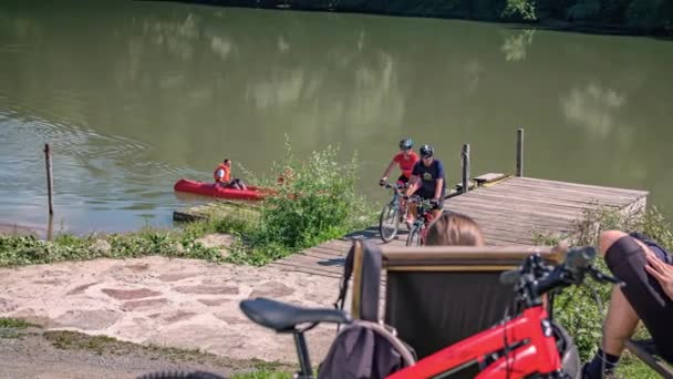 Cykelpar Vilar Stranden Sjön Kroatien Långsamma Rörelser — Stockvideo