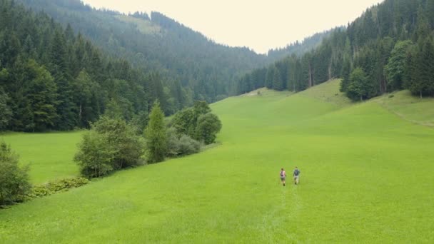 Letecký Dron Předjíždí Záběr Samce Samice Věku Třiceti Let Pomocí — Stock video