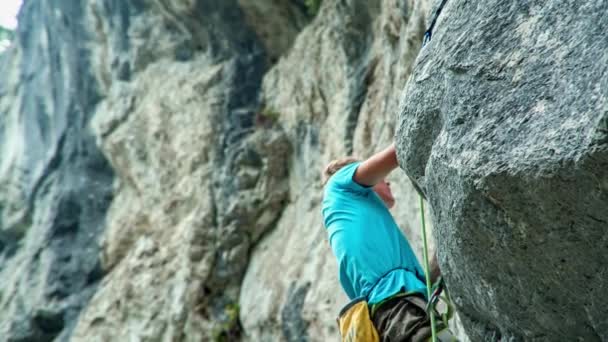 Extreme Sport Atleet Rock Klimmen Verticale Rots Muur Adrenaline Rush — Stockvideo