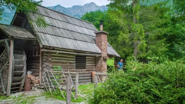 Ampla Foto Turistas Saindo Uma Cabana Madeira Floresta Indo Fazer — Vídeo de Stock