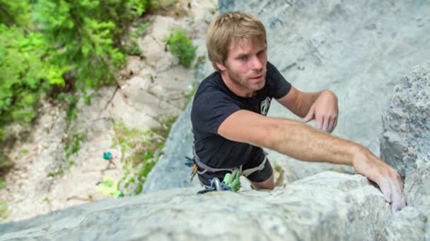 Vue Angle Élevé Bel Homme Grimpeur Faisant Mouvement Vers Haut — Video