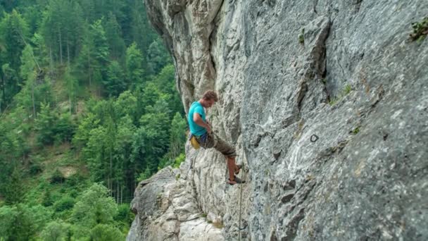 Homem Adulto Caucasiano Escalando Montanha Rochosa Burjakove Peci Eslovênia — Vídeo de Stock