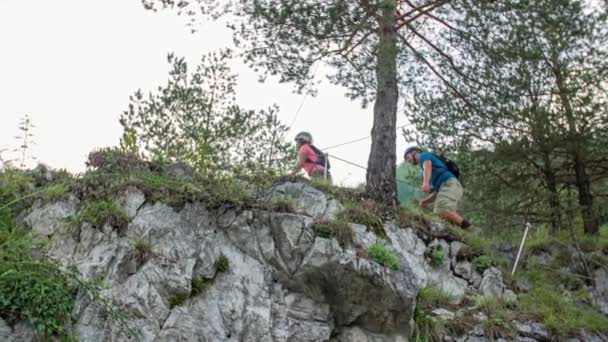 Happy Mountain Climber Couple Celebration Reach Top Rock Cliff — Stok Video