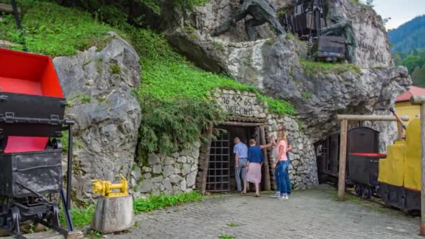 Rodinná Návštěva Hornického Muzea Crna Koroskem Vstup Kovové Brány Dolu — Stock video