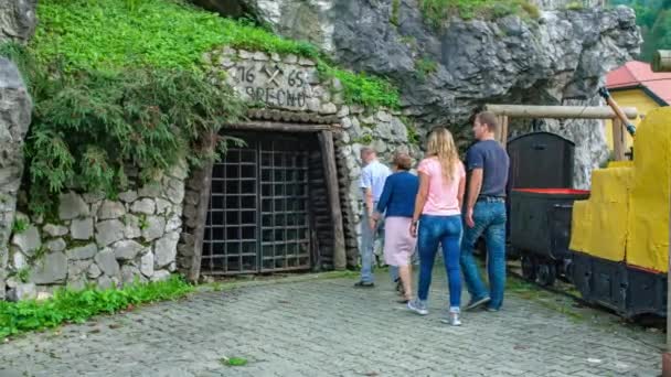 Metalowe Wejście Kopalni Rodzinna Wizyta Muzeum Górnictwa Crnej Koroskem — Wideo stockowe