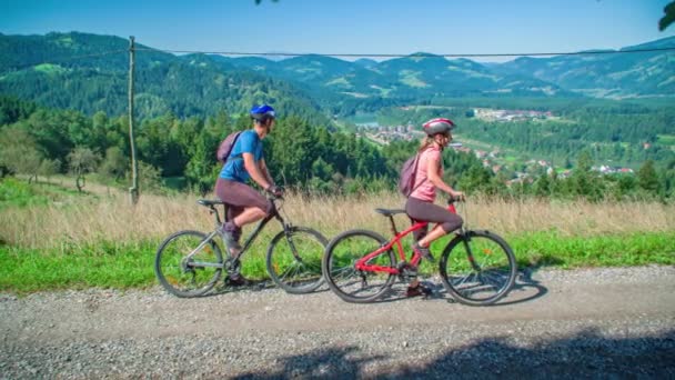 Два Велосипедиста Восхищаются Панорамой Начинают Крутить Педали Словения — стоковое видео