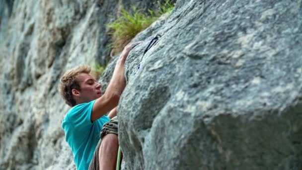 Slow Motion Close Shot Young Man Rock Climbing Big Rock — Vídeo de Stock