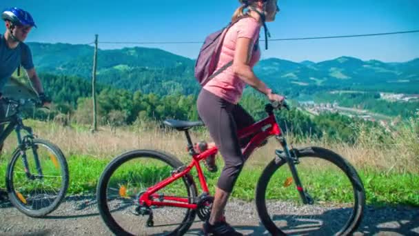 Dois Jovens Ciclistas Admiram Panorama Vuzenica Começam Pedalar Eslovénia — Vídeo de Stock