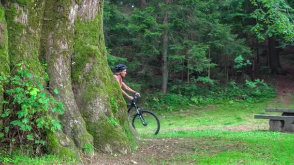 Mężczyzna Kobieta Jeździć Rowery Górskie Zza Ogromnego Drzewa Zalesionym Parku — Wideo stockowe
