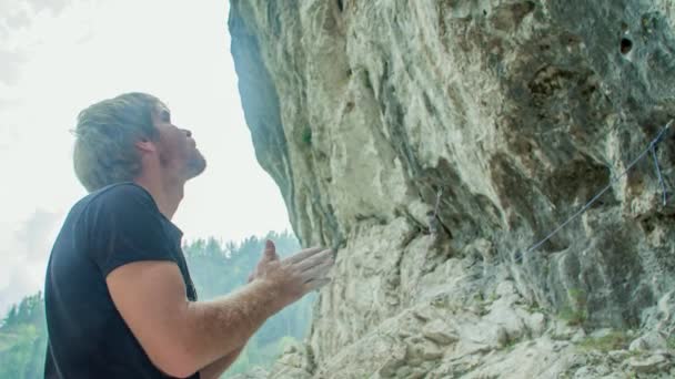 Schöner Mann Felskletterer Steht Blickt Auf Und Kreidet Hände Nahaufnahme — Stockvideo