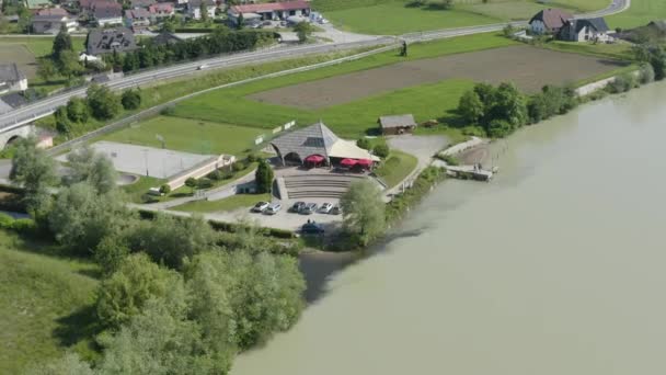 Hava Aracı Drava Nehri Üzerindeki Kafe Barının Bir Trafik Yolunun — Stok video