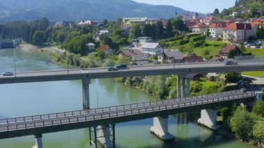 Drava nehri üzerindeki ana yaya ve trafik köprülerinin hava görüntüsü, insansız hava aracı aracı görüntüsü