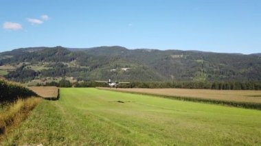 Çimlere inen bir çiftlik uçağının yavaş çekim görüntüsü..