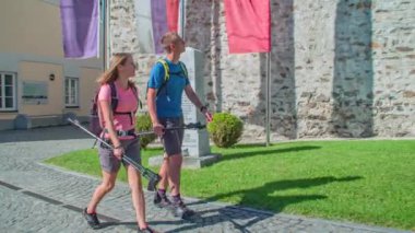 Slovenya 'nın Dravograd kentindeki Romenvari bir bina olan St Vitus kilisesini ziyaret eden iki genç yürüyüşçü.