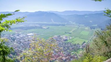 Arka planda dağlar olan güzel bir manzaranın soldan sağa görüntüsü. Yeşil pencere, Slovenya